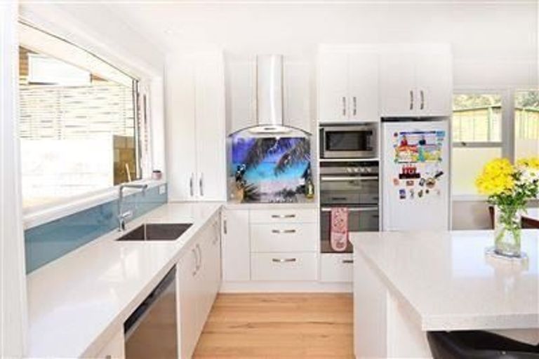 Photo of property in 17 Kathleen Street, Totara Vale, Auckland, 0627