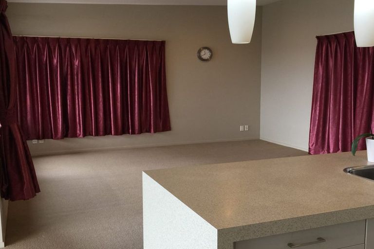 Photo of property in 23 Tamworth Crescent, Newlands, Wellington, 6037