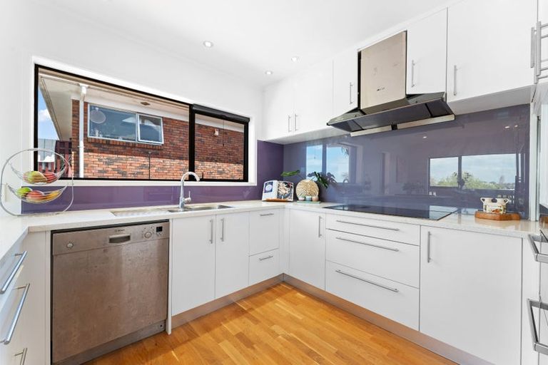 Photo of property in 23 Ravenwood Drive, Forrest Hill, Auckland, 0620