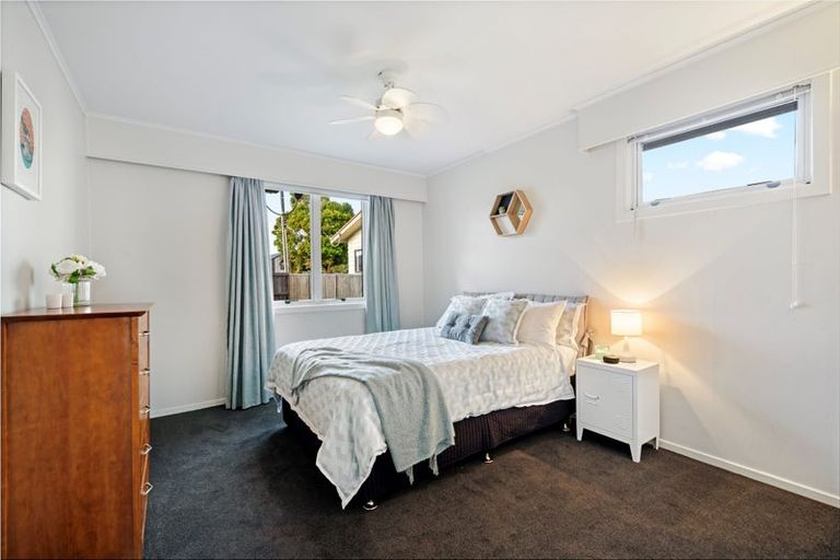 Photo of property in 4 Rixon Place, Te Atatu Peninsula, Auckland, 0610