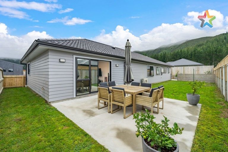 Photo of property in 6 Jack Vaughan Grove, Wainuiomata, Lower Hutt, 5014