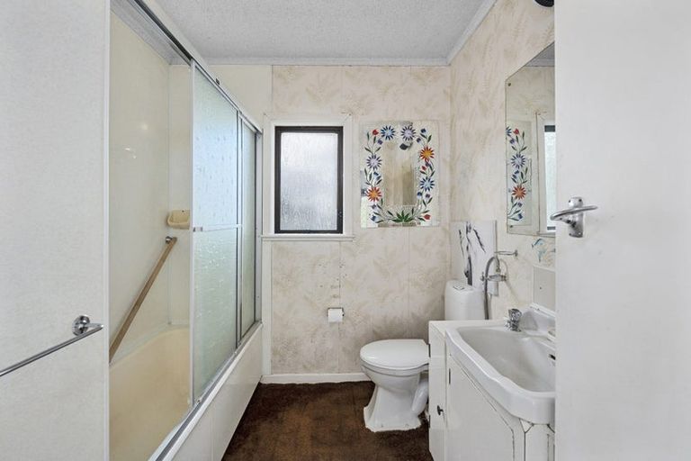 Photo of property in 1/3 Hall Road, Glenfield, Auckland, 0629