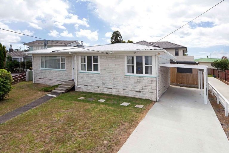 Photo of property in 13 Helga Crescent, Te Atatu Peninsula, Auckland, 0610