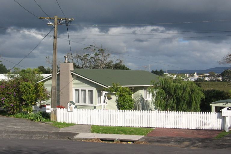 Photo of property in 13 Hughes Terrace, Te Atatu Peninsula, Auckland, 0610