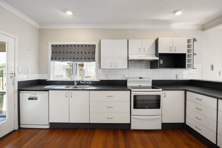Photo of property in 16 Mahana Road, St Andrews, Hamilton, 3200