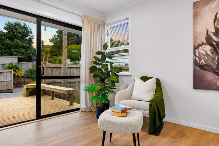 Photo of property in 21 Lantana Road, Green Bay, Auckland, 0604