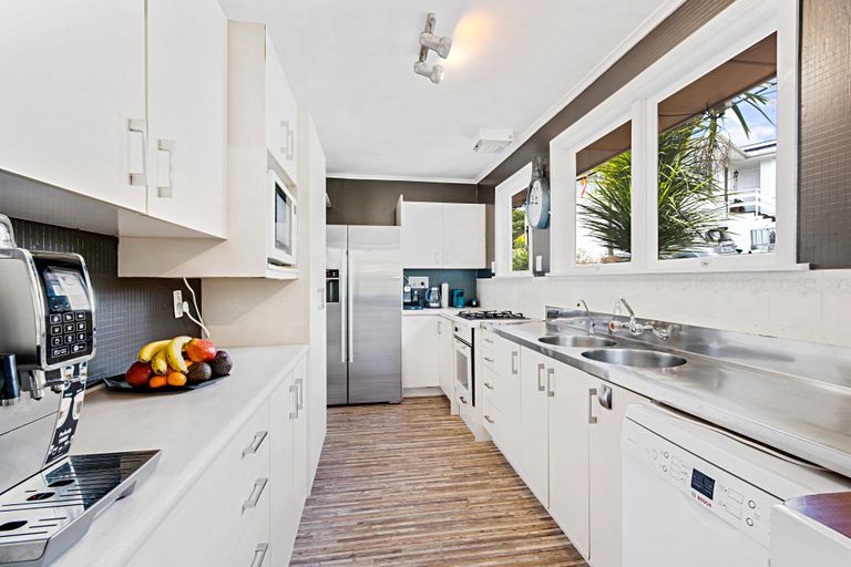 Photo of property in 88 Eskdale Road, Birkdale, Auckland, 0626