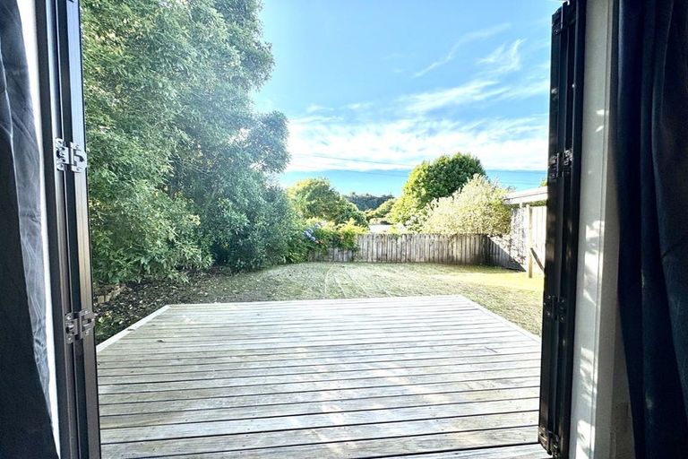 Photo of property in 52 Taipari Road, Te Atatu Peninsula, Auckland, 0610