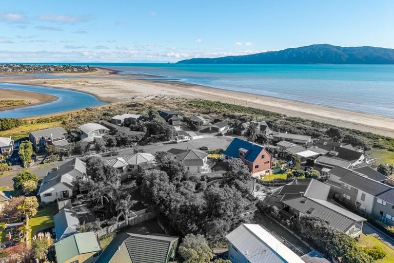 Photo of property in 11 Waiheke Street, Waikanae Beach, Waikanae, 5036