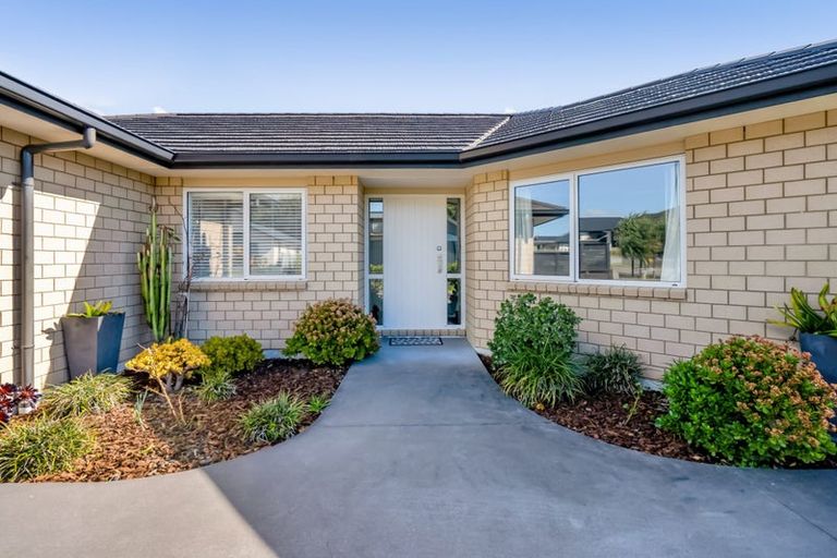 Photo of property in 12 Oakmont Crescent, Waiwhakaiho, New Plymouth, 4312