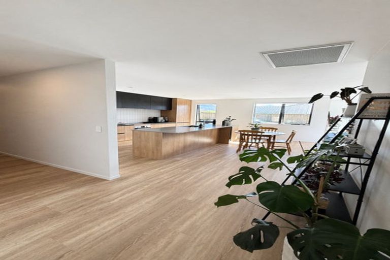 Photo of property in 2 Shelduck Road, Jacks Point, 9371