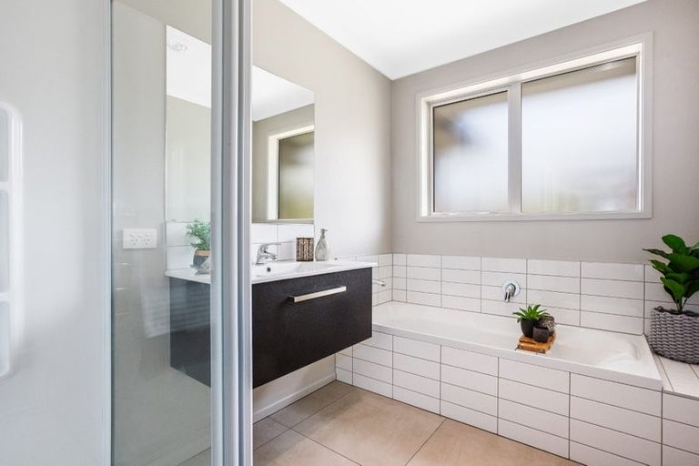 Photo of property in 34 Mooring Close, Whitby, Porirua, 5024