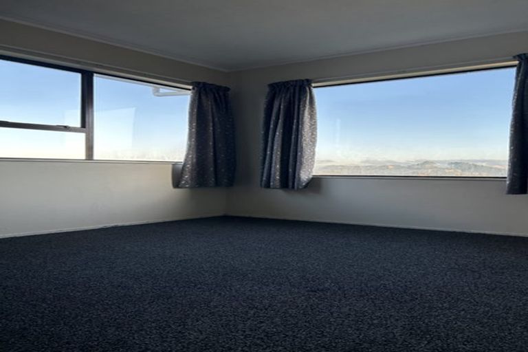 Photo of property in 6 Stroud Way, Newlands, Wellington, 6037