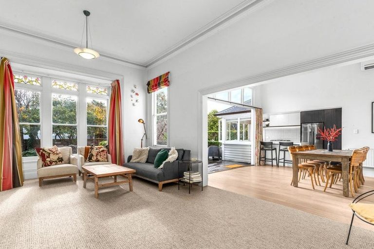 Photo of property in 8 Aikmans Road, Merivale, Christchurch, 8014