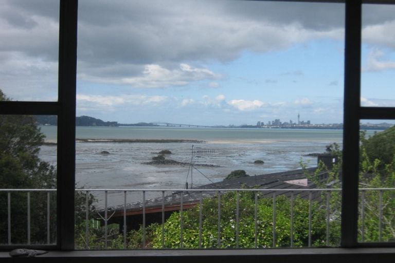 Photo of property in 2/46 Gill Avenue, Te Atatu Peninsula, Auckland, 0610