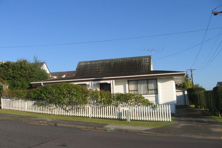 Photo of property in 2/4 Ross Avenue, Glenfield, Auckland, 0629