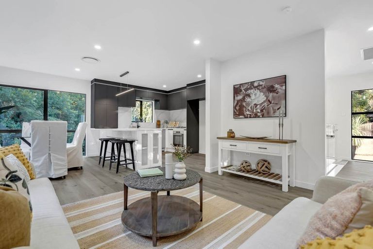 Photo of property in 8b South Lynn Road, Titirangi, Auckland, 0604