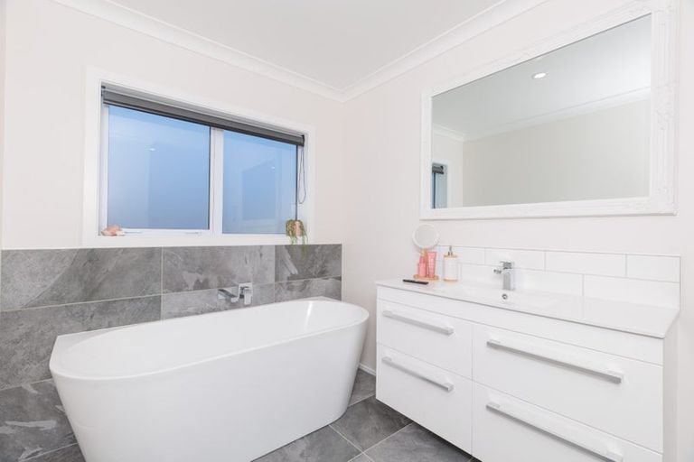 Photo of property in 33 Rochdale Drive, Churton Park, Wellington, 6037