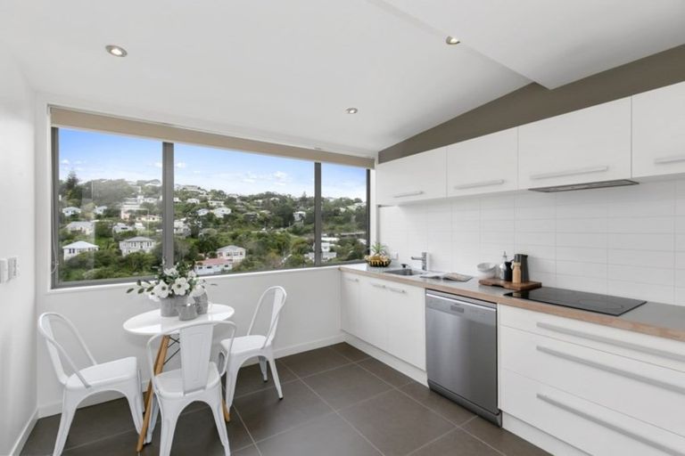 Photo of property in 32 Tiketike Way, Brooklyn, Wellington, 6021