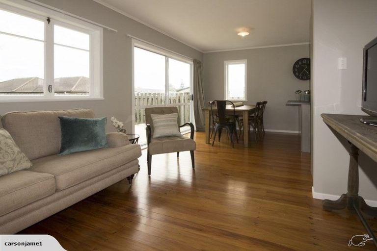 Photo of property in 2 Hikurangi Street, Te Atatu Peninsula, Auckland, 0610