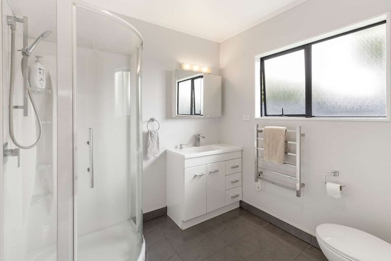 Photo of property in 17 Woburn Place, Takaro, Palmerston North, 4412