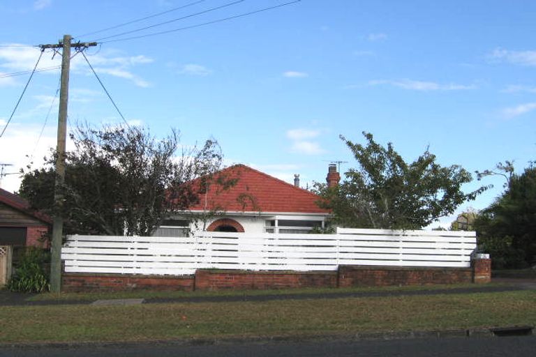 Photo of property in 2/12 Golf Road, New Lynn, Auckland, 0600