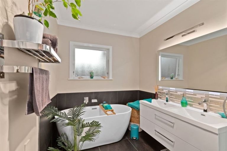 Photo of property in 19 Hartley Terrace, Massey, Auckland, 0614