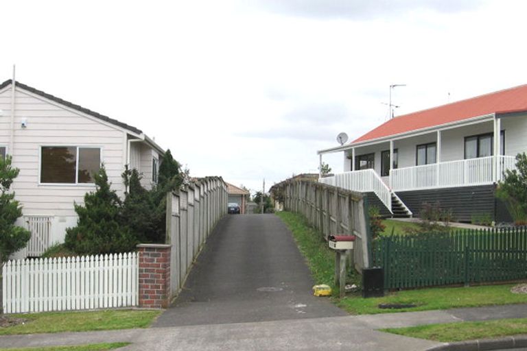 Photo of property in 17a Hassan Drive, Massey, Auckland, 0614