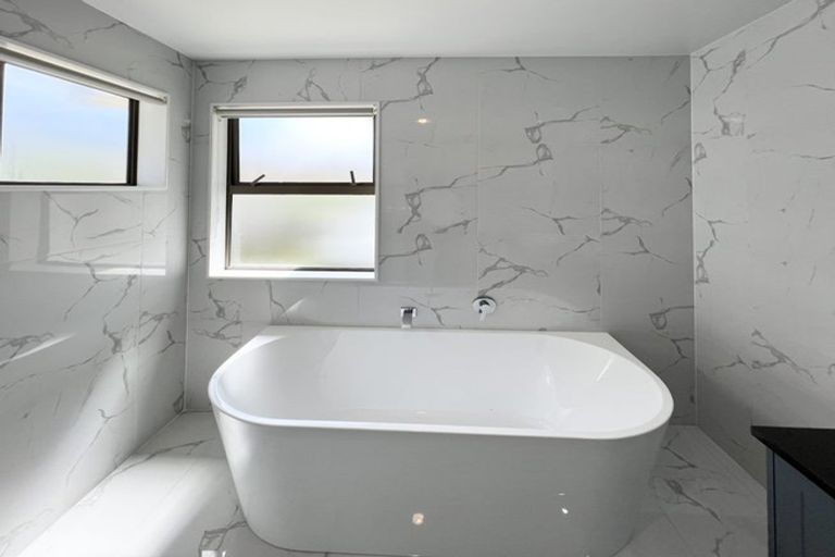 Photo of property in 6b St Catherine Crescent, West Harbour, Auckland, 0618