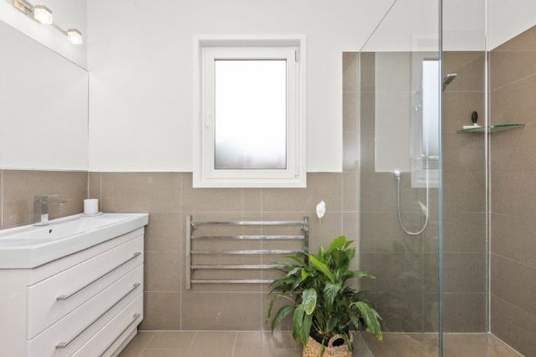 Photo of property in 18a Cambridge Terrace, Taradale, Napier, 4112