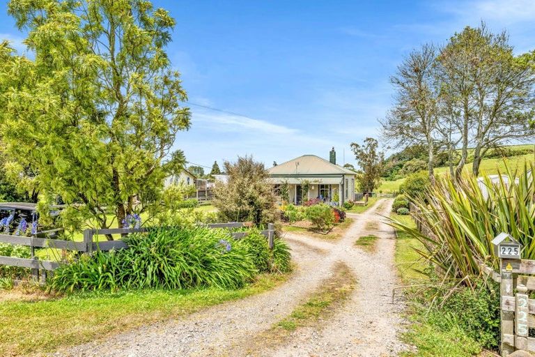 Photo of property in 225 Bridge Street, Eltham, 4322