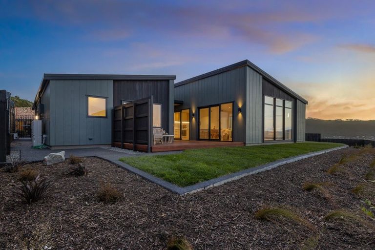 Photo of property in 6 Okupe Grove, Aotea, Porirua, 5024