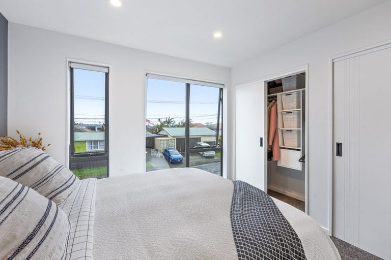 Photo of property in 1 Royal View Road, Te Atatu South, Auckland, 0610