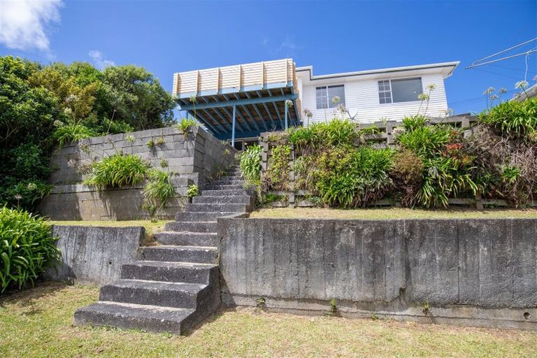 Photo of property in 45 Turville Crescent, Newlands, Wellington, 6037