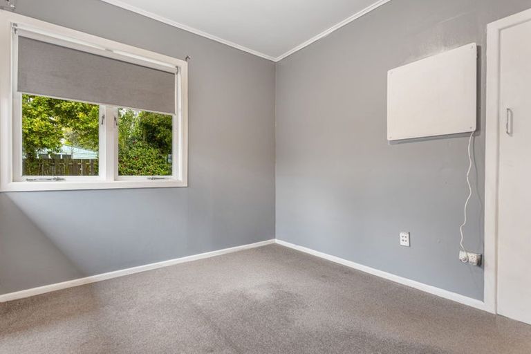Photo of property in 15 Paton Avenue, Te Atatu South, Auckland, 0610
