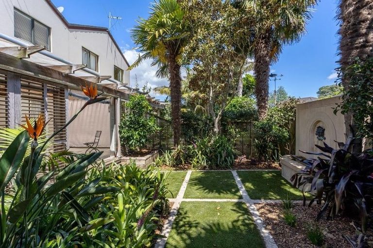 Photo of property in 34 Danica Esplanade, Te Atatu Peninsula, Auckland, 0610