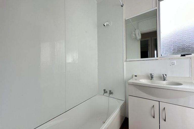 Photo of property in 33 Selak Place, Glen Eden, Auckland, 0602