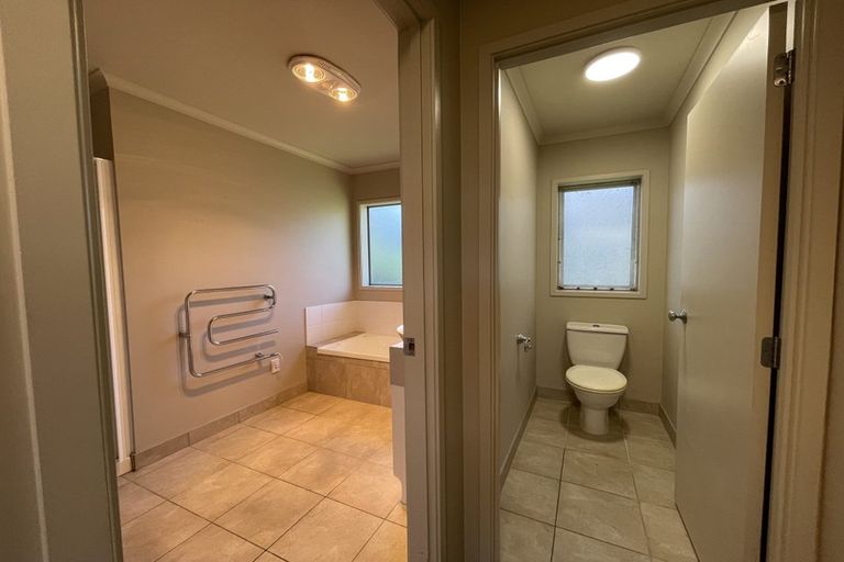 Photo of property in 14 Springtide Place, Red Beach, 0932