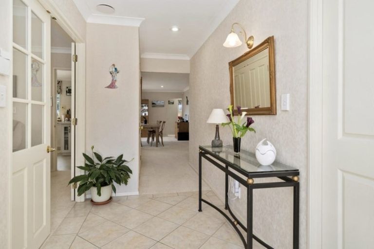 Photo of property in 2 San Fernando Way, Henderson, Auckland, 0612