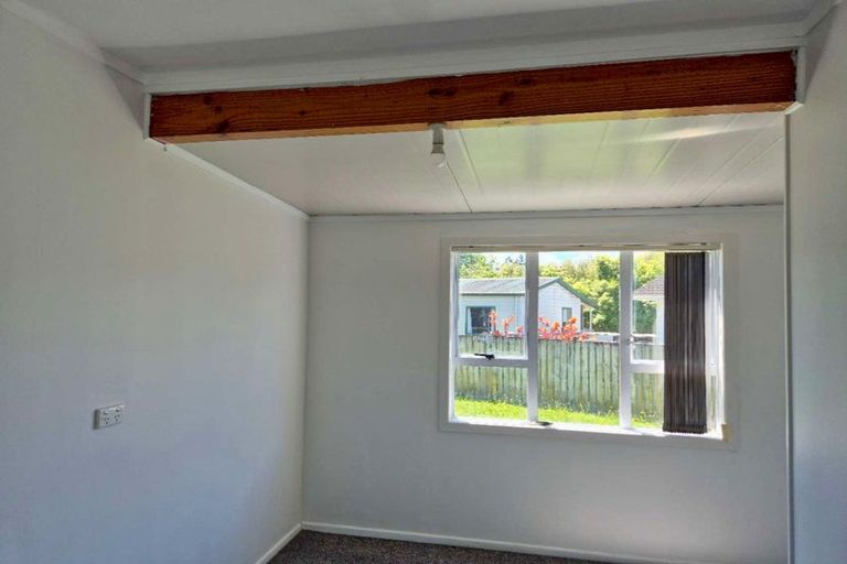 Photo of property in 10 Harry Ward Place, Henderson, Auckland, 0610