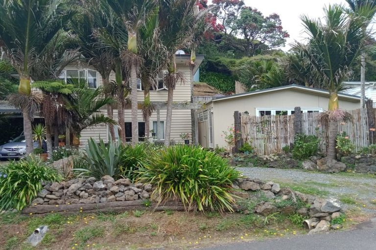Photo of property in 39 Glenesk Road, Piha, New Lynn, 0772