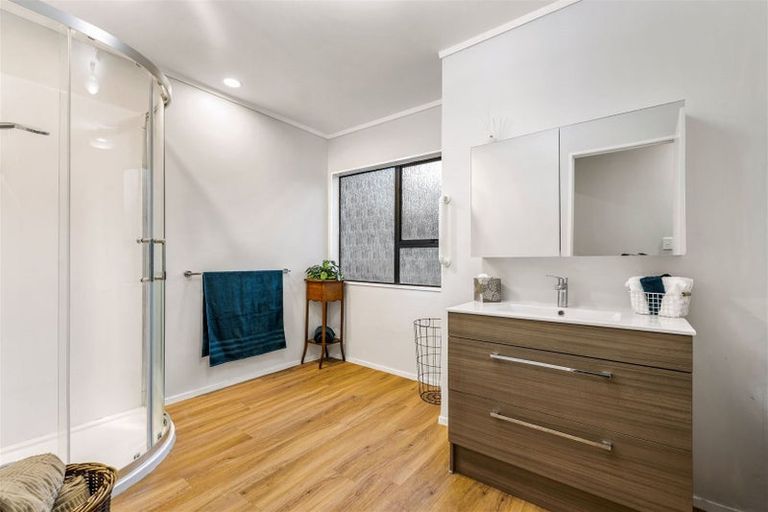 Photo of property in 13 Moxham Grove, Massey, Auckland, 0614