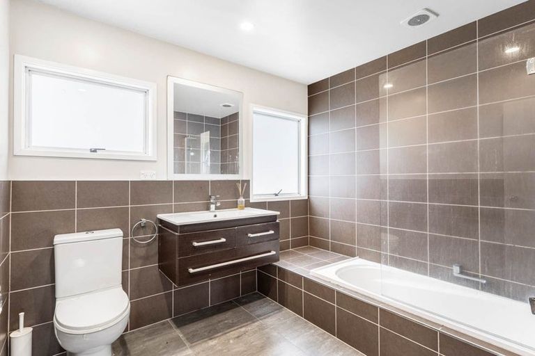 Photo of property in 41 Meadowood Drive, Unsworth Heights, Auckland, 0632