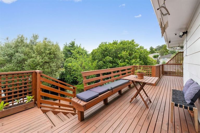 Photo of property in 1/9 De Val Drive, Titirangi, Auckland, 0604