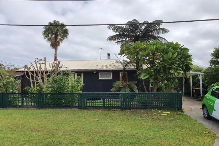 Photo of property in 1 Puriri Road, Waikanae, 5036