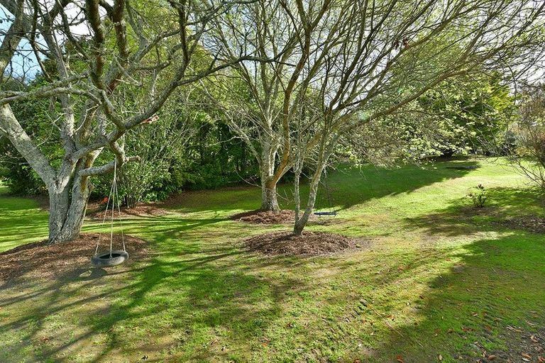Photo of property in 2 Pineview Lane, Helensville, 0875