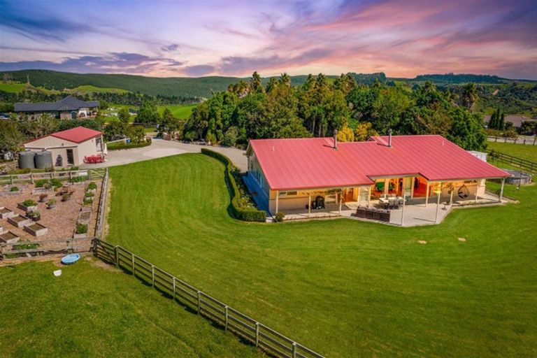 Photo of property in 135c Hutchinson Road, Helensville, 0875