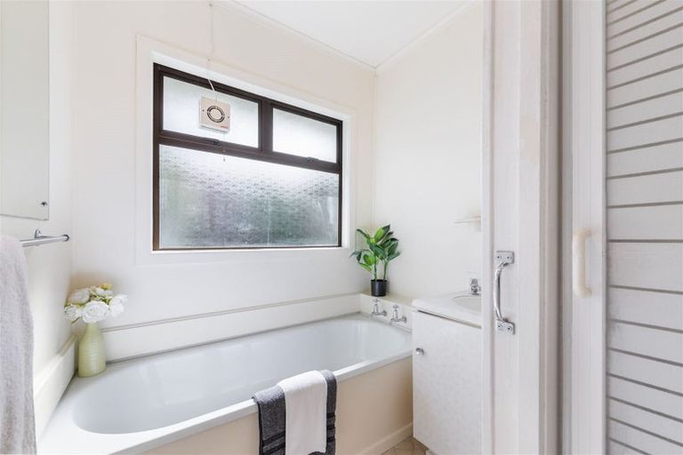 Photo of property in 8 Boler Place, New Lynn, Auckland, 0600