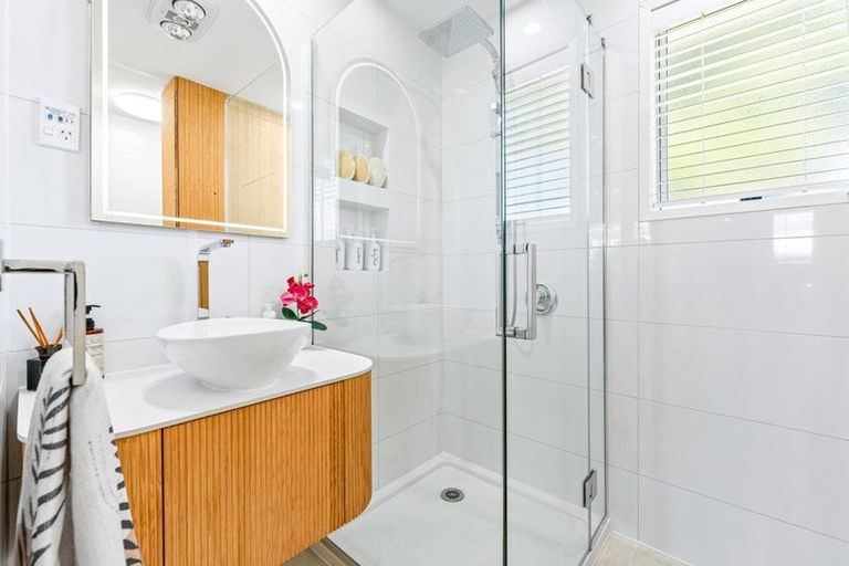 Photo of property in 27 Arlette Place, Massey, Auckland, 0614