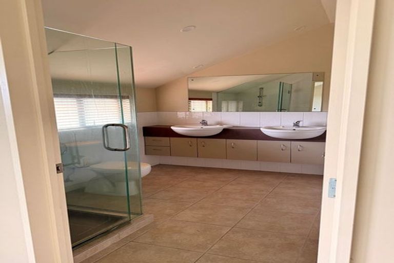 Photo of property in 2 Oakway Drive, Schnapper Rock, Auckland, 0632
